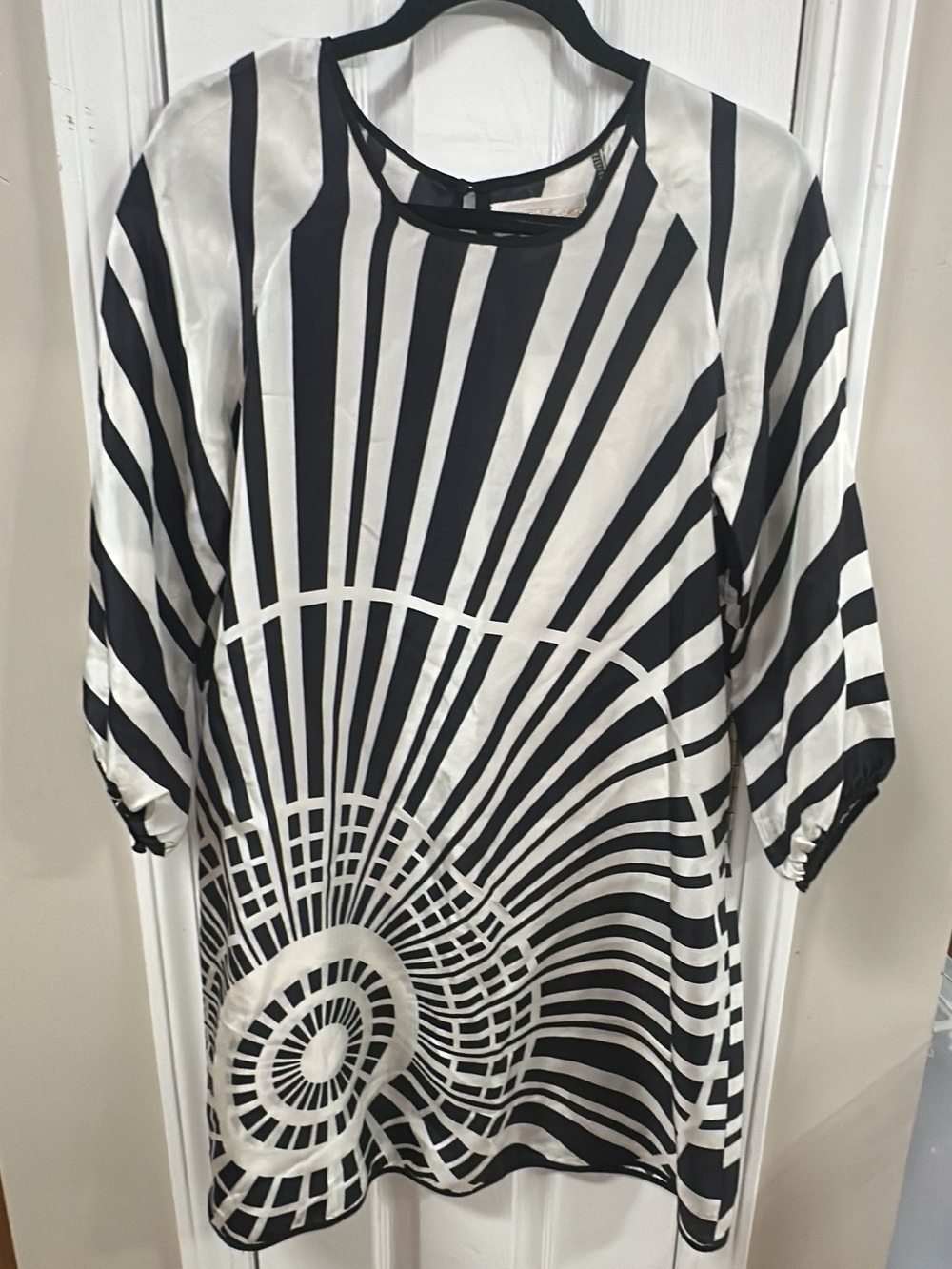 BB Dakota NWT 100% silk Black & White Spiral-Print pit to pit 16 (mix 36)